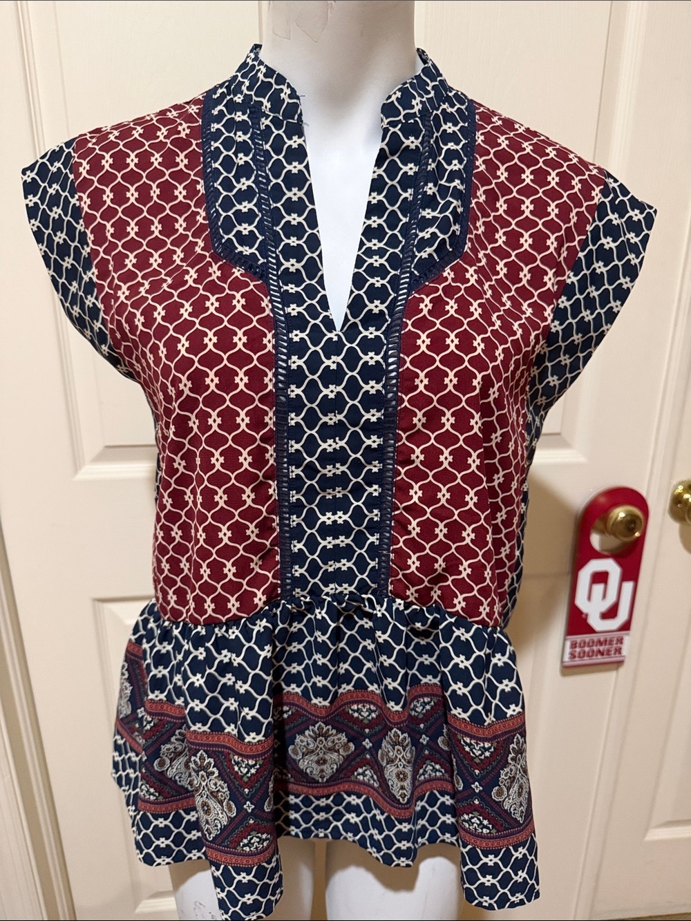 En elly Cap-Sleeve Peplum Tunic in Navy and Burgundy. Small